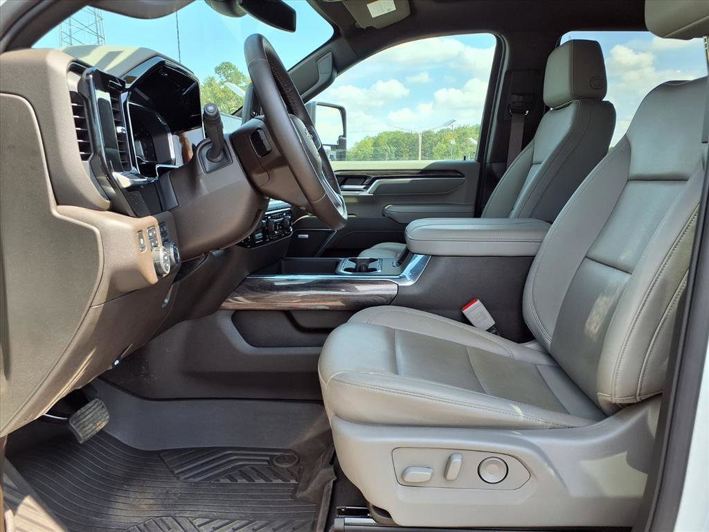 Used 2025 Chevrolet Silverado 2500 LTZ w/ LTZ Convenience Package image 3