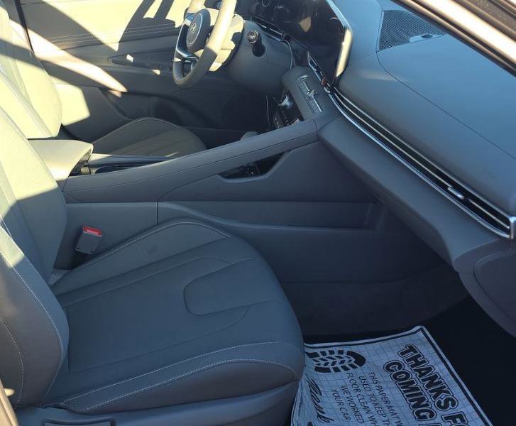 Used 2023 Hyundai Elantra SEL w/ Convenience Package image 9