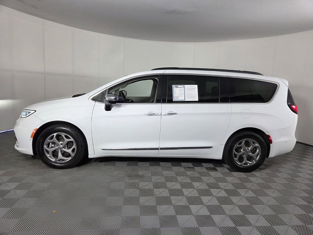 Used 2023 Chrysler Pacifica Limited w/ Uconnect Theater Family Group image 9
