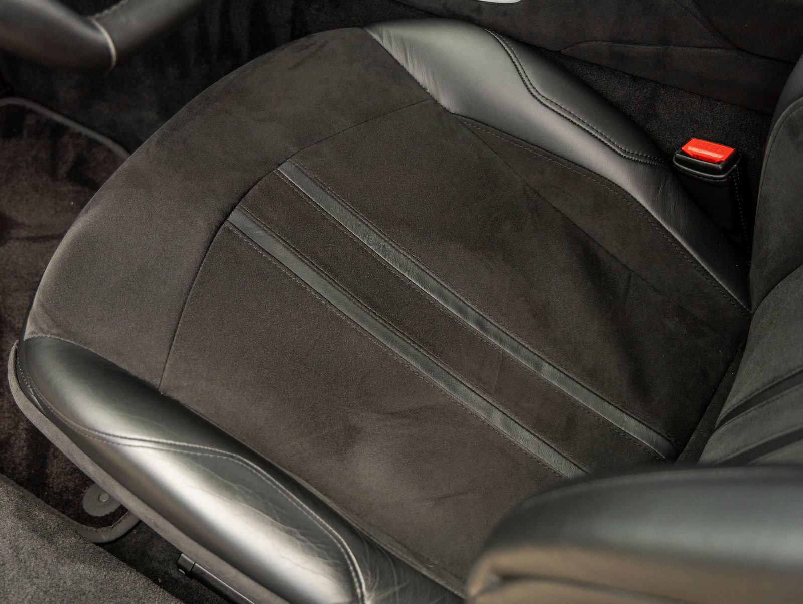 Used 2019 Aston Martin V8 Vantage Coupe RWD image 21
