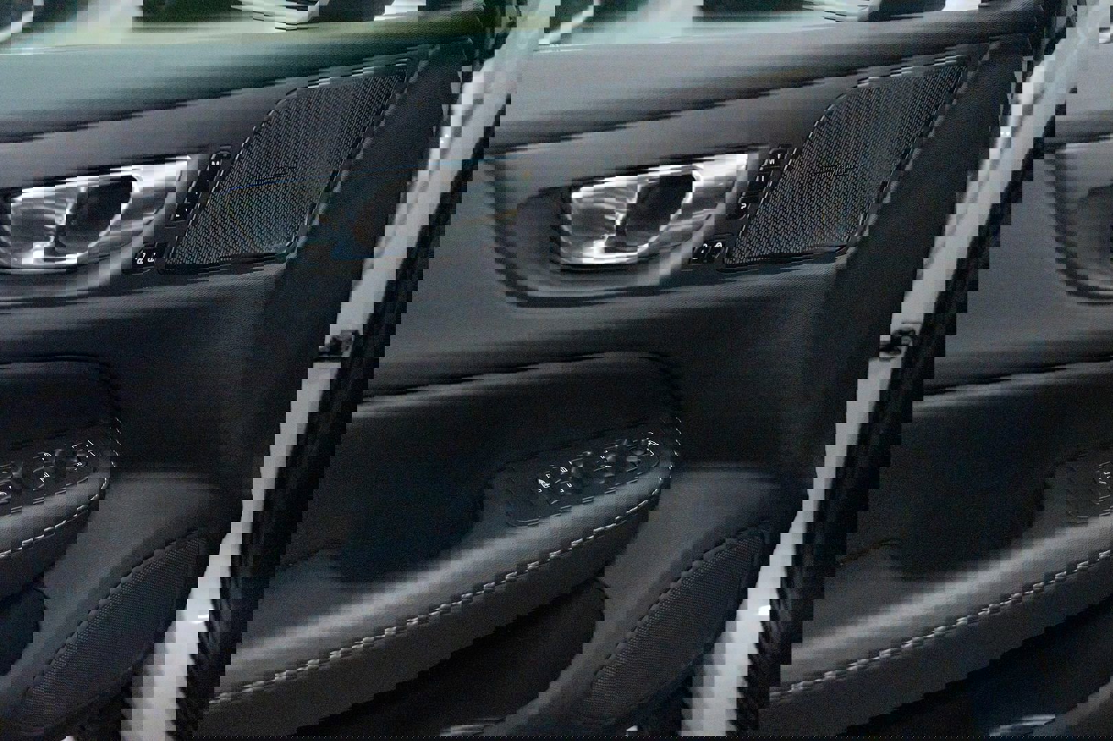 Used 2023 Volvo V60 B5 Cross Country Ultimate w/ Climate Package image 16