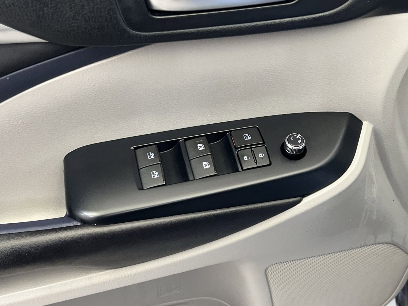 Used 2017 Toyota Highlander XLE image 13