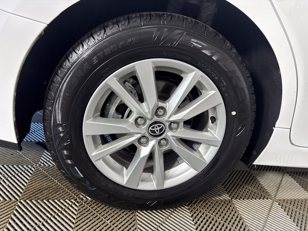 Used 2025 Toyota Camry LE FWD image 31