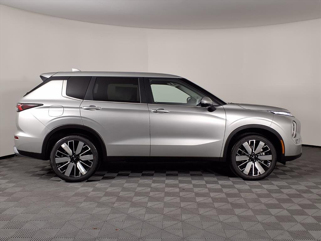 New 2025 Mitsubishi Outlander SE image 26