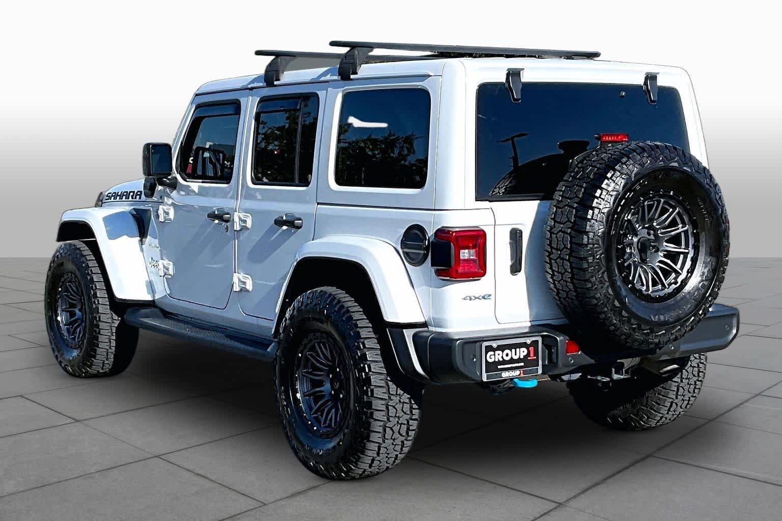 Used 2022 Jeep Wrangler Unlimited Sahara w/ Cold Weather Group AWD/4WD image 11