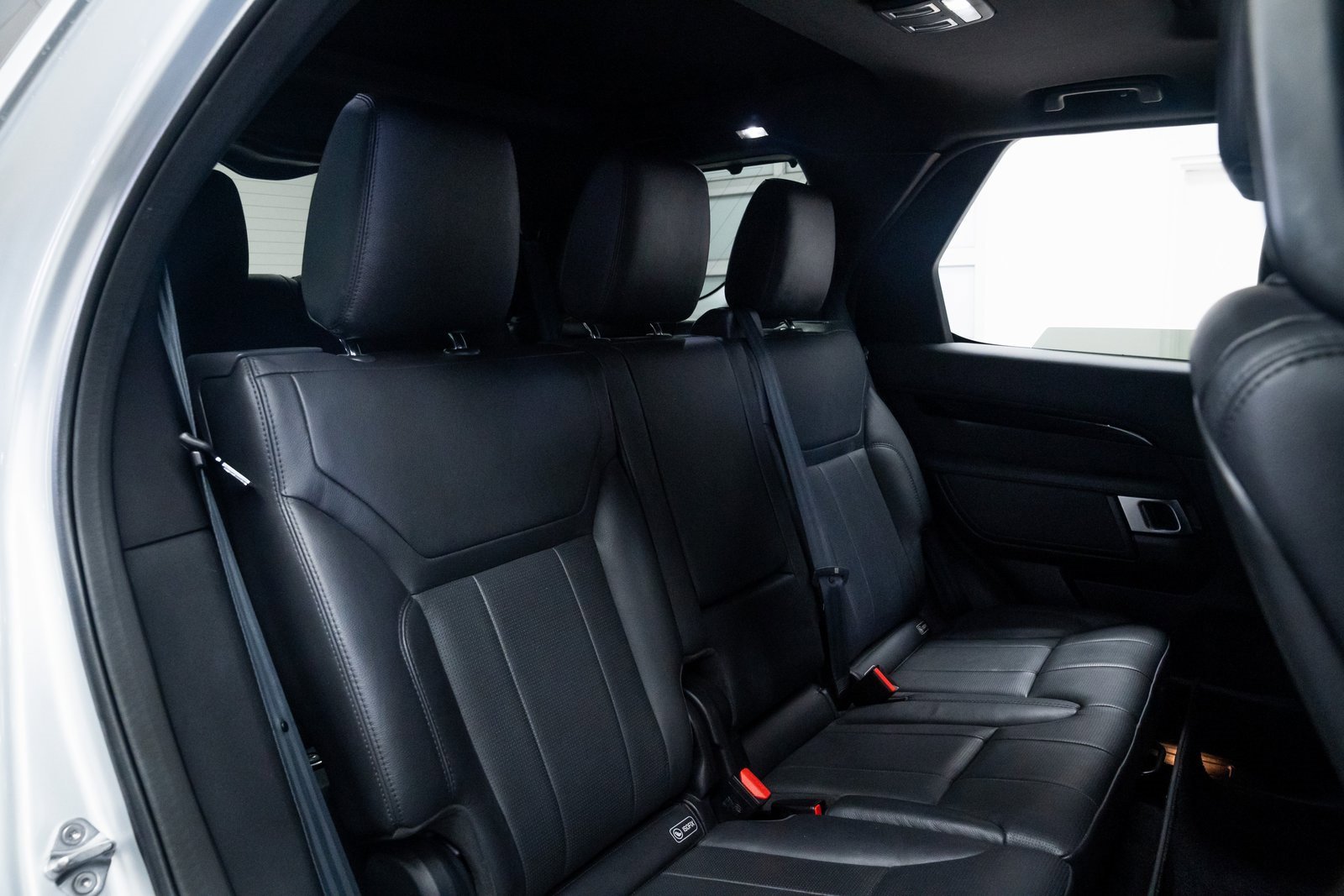 Used 2018 Land Rover Discovery SE image 22