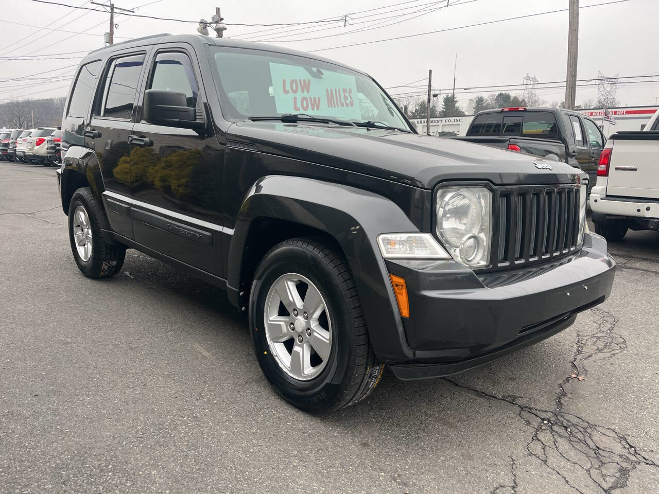 Used 2011 Jeep Liberty Sport image 4