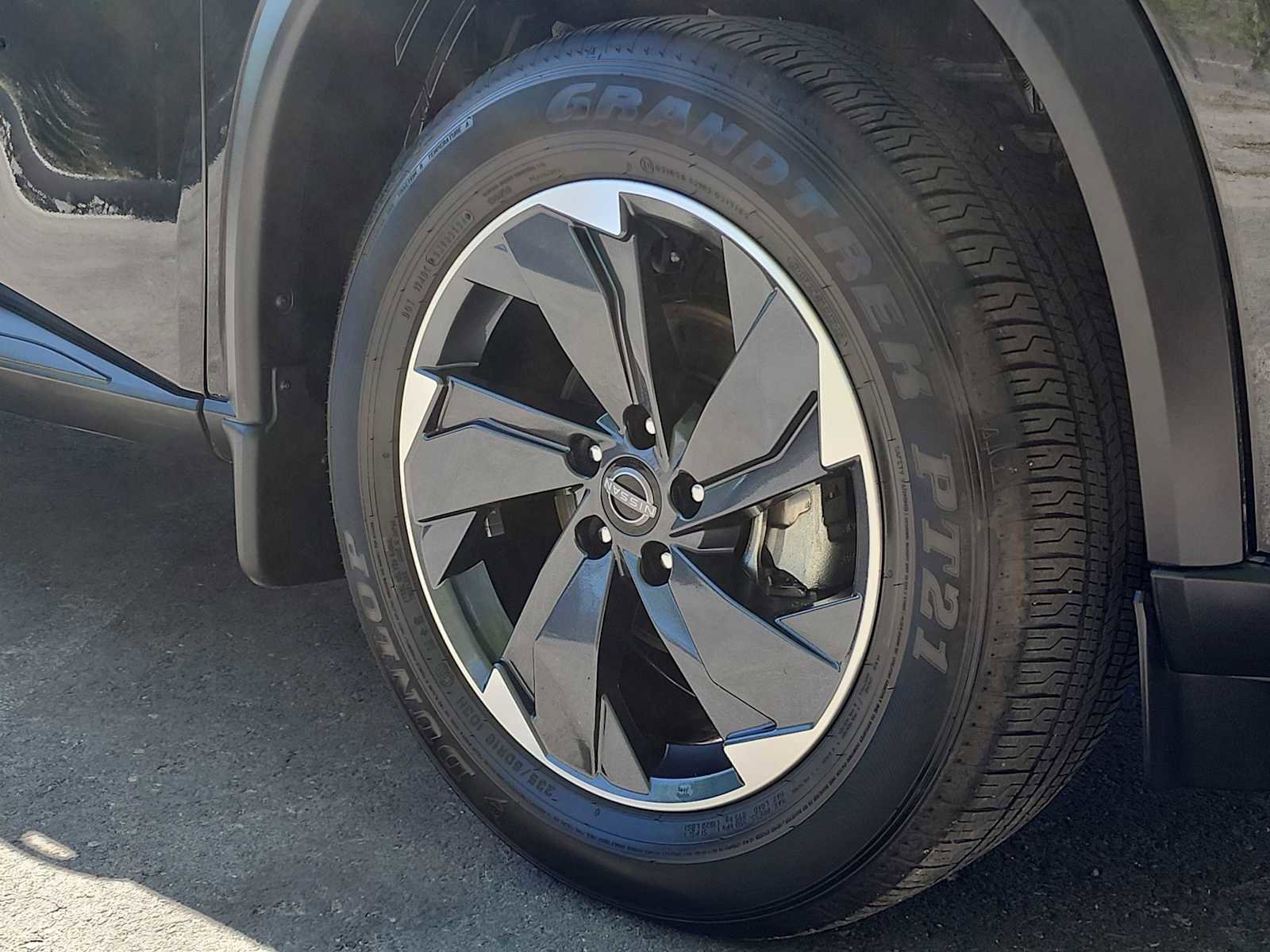 Used 2024 Nissan Rogue SV w/ SV Premium Package image 11