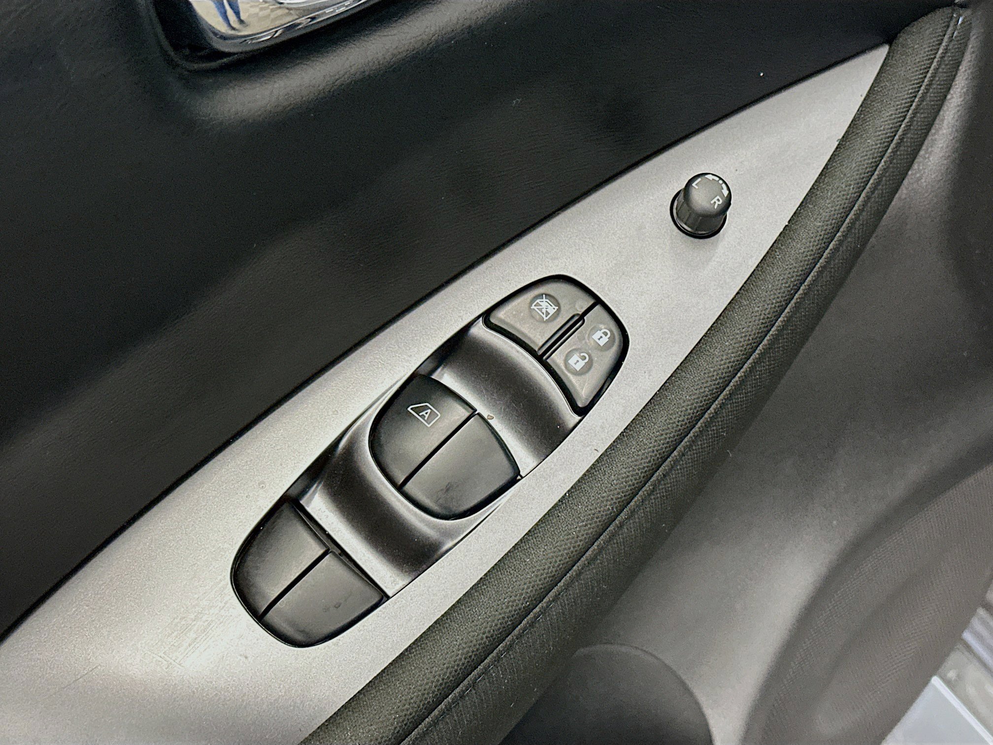 Used 2025 Nissan Leaf S image 15