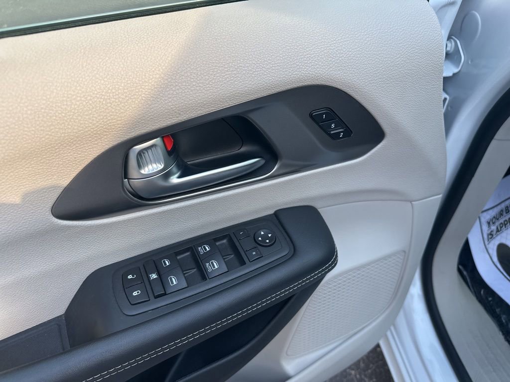 Used 2023 Chrysler Pacifica Touring-L FWD image 16