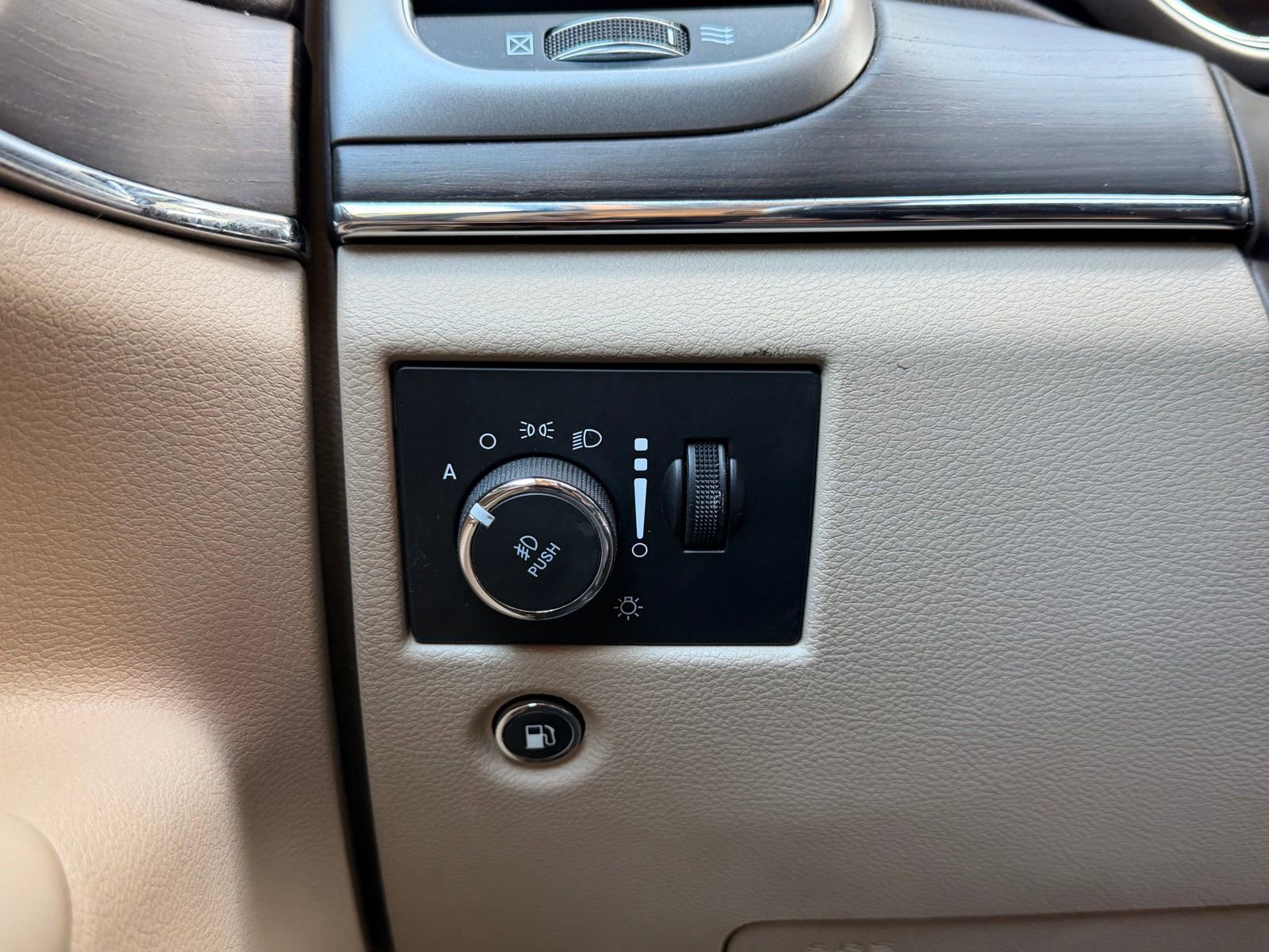 Used 2018 Jeep Grand Cherokee Overland AWD/4WD image 24