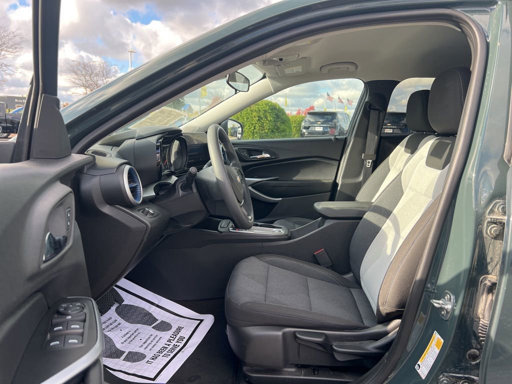 Used 2025 Chevrolet Trax LS image 11