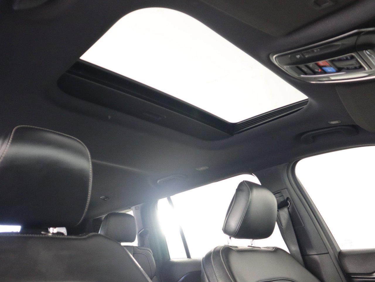 Used 2025 Jeep Grand Cherokee L Altitude image 11