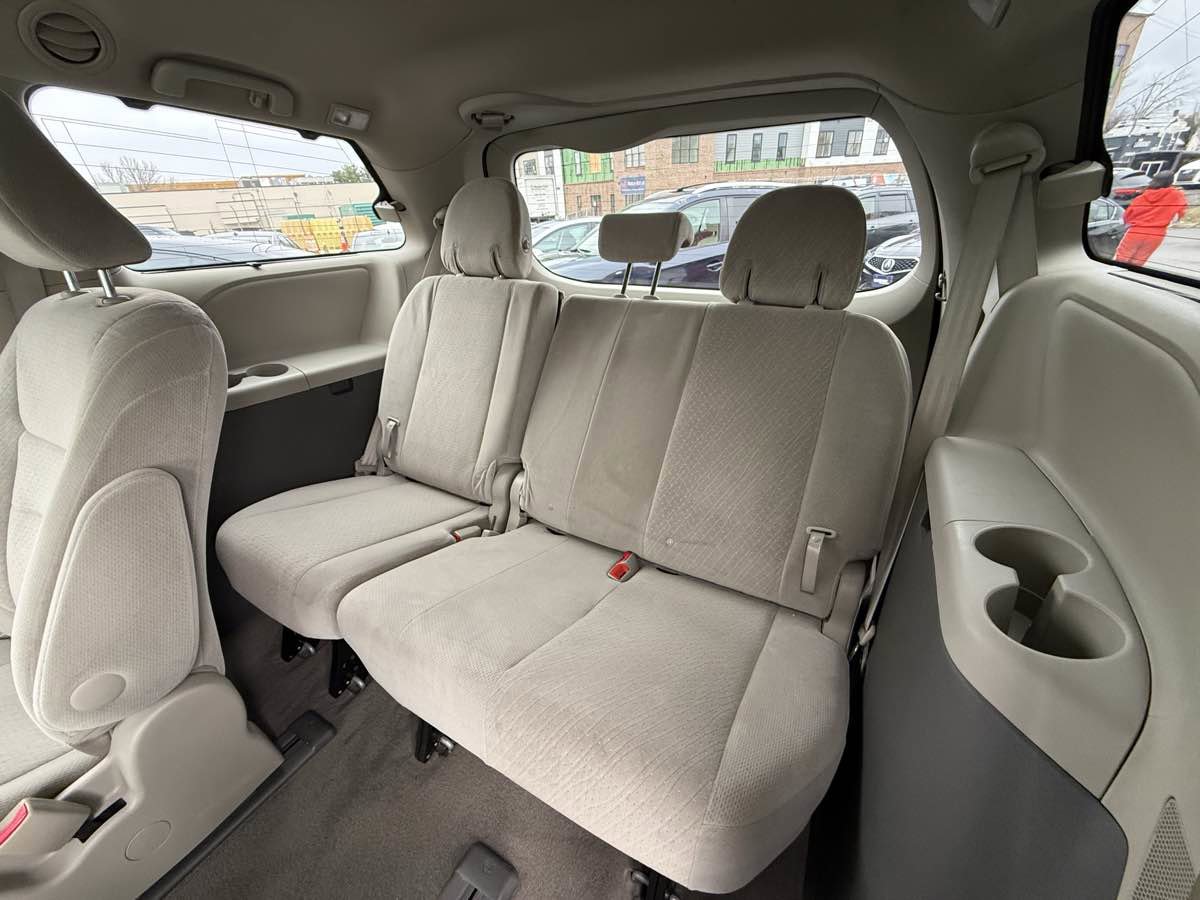 Used 2016 Toyota Sienna LE image 22