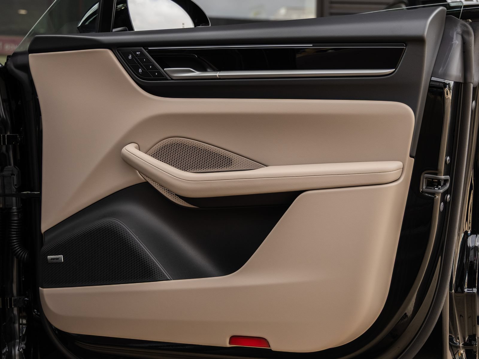Certified 2025 Porsche Macan Electric RWD image 38