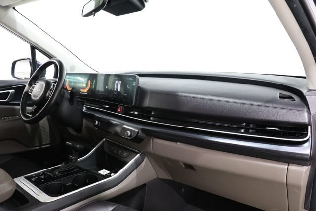 Used 2025 Kia Carnival FWD image 16