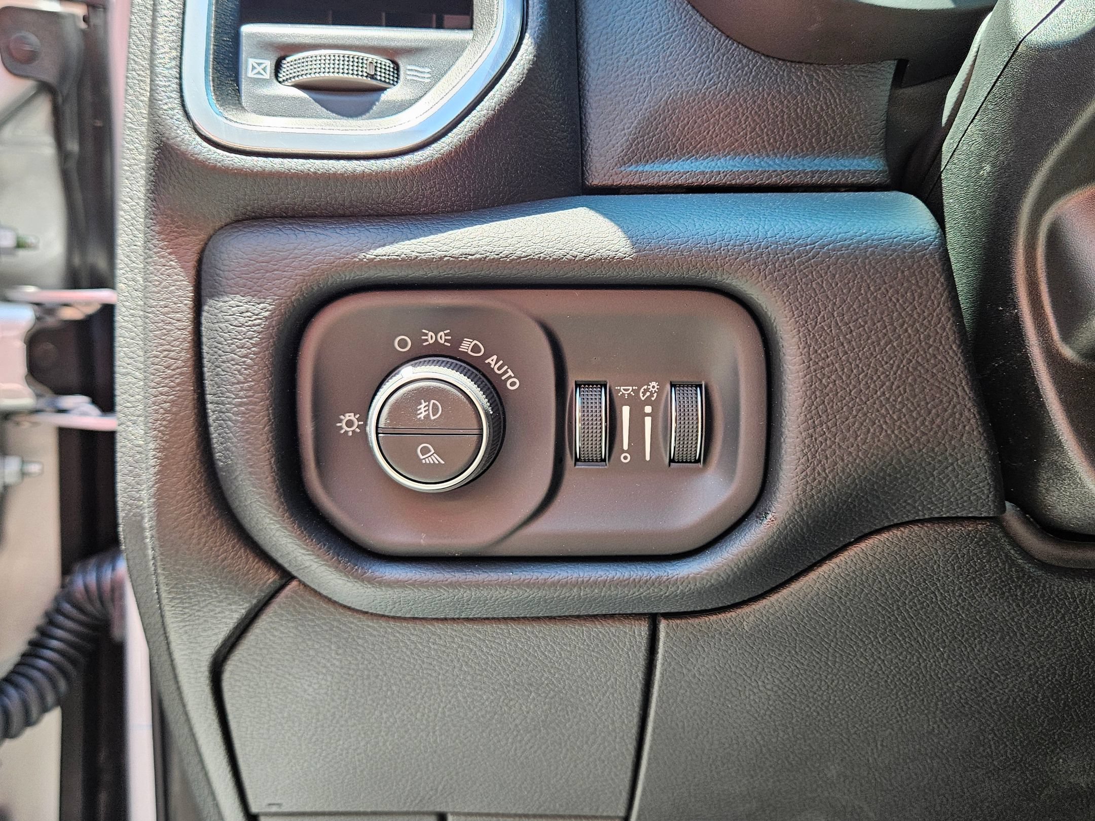 New 2026 RAM 2500 Laramie AWD/4WD image 17