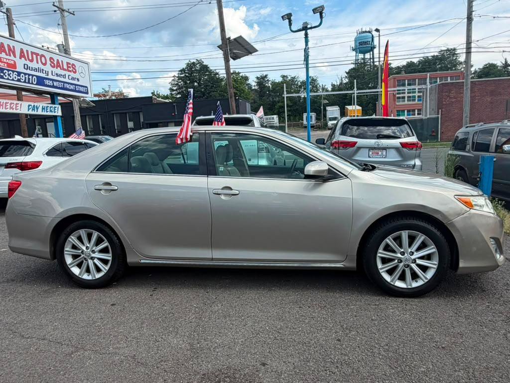 Used 2014 Toyota Camry XLE w/ Leather Package FWD image 2