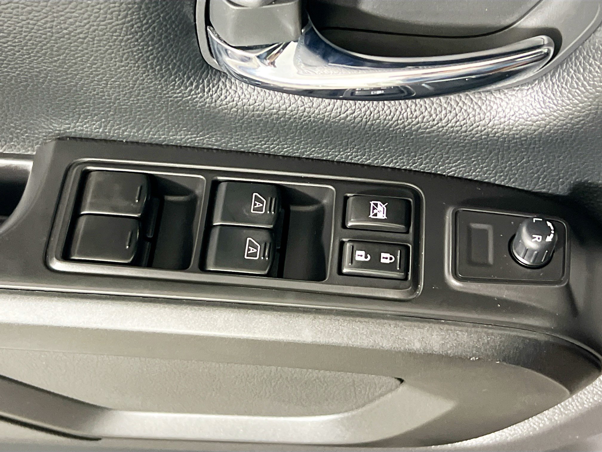 Used 2021 Nissan Titan PRO-4X w/ Pro-4x Utility Package AWD/4WD image 17