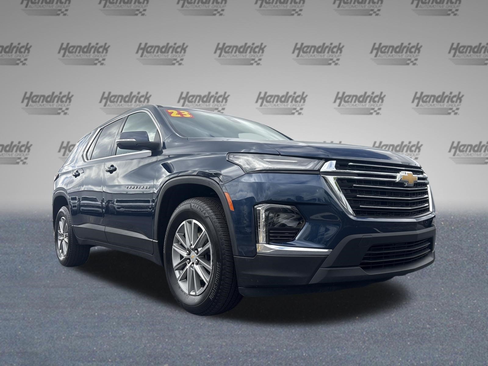 Used 2023 Chevrolet Traverse LT FWD image 2