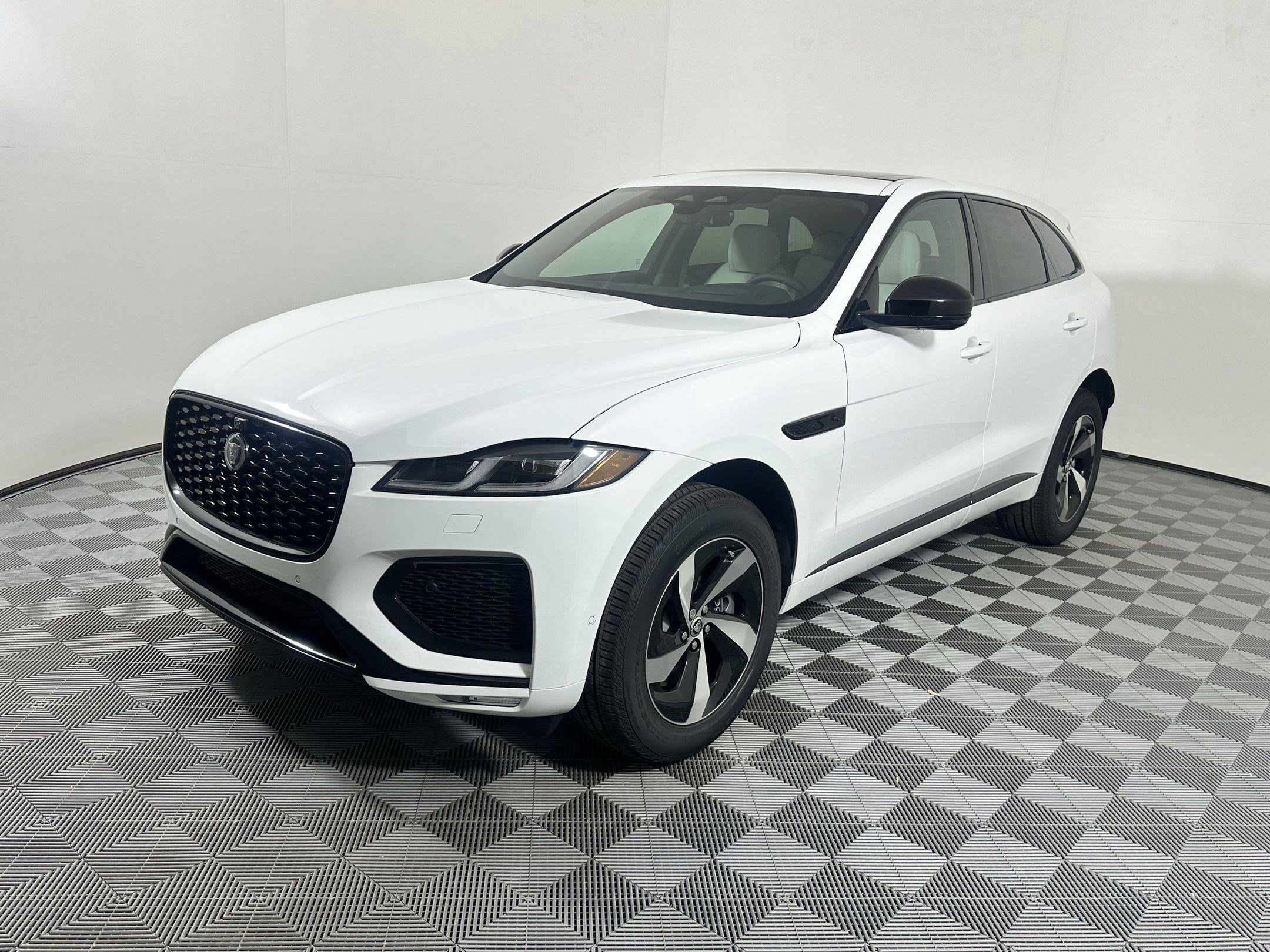 Used 2026 Jaguar F-PACE R-Dynamic S image 1