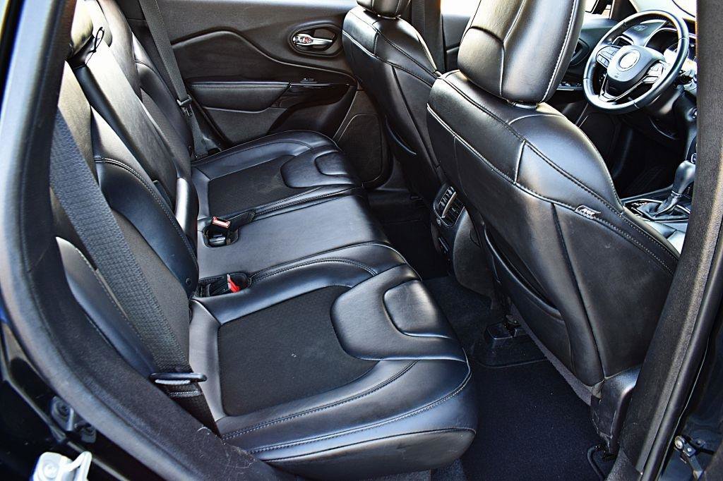 Used 2019 Jeep Cherokee Latitude Plus FWD image 21