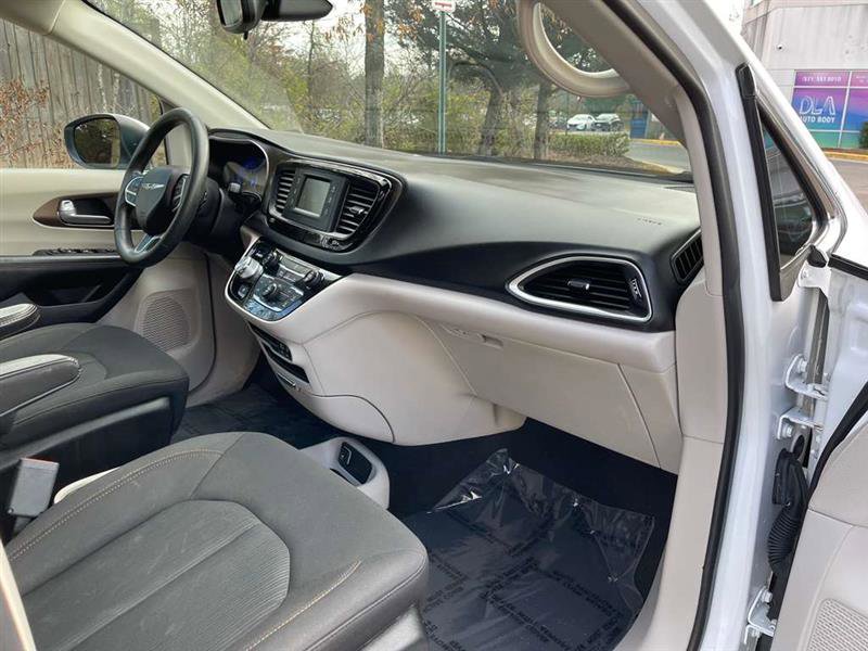 Used 2017 Chrysler Pacifica LX image 51