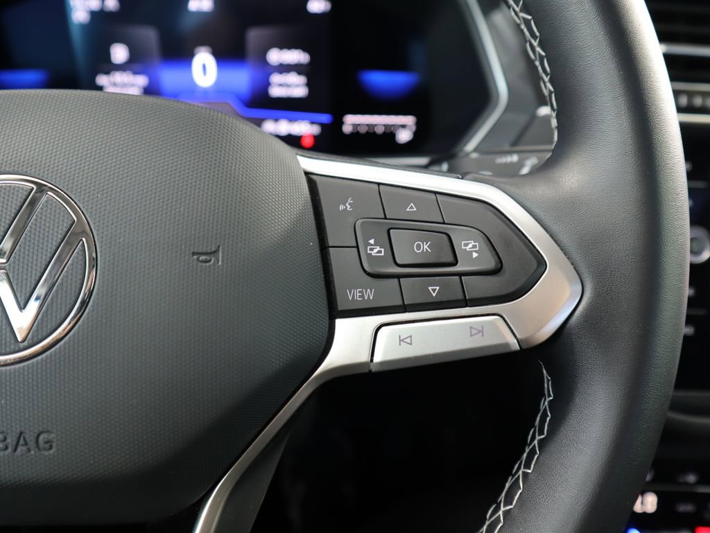 Used 2022 Volkswagen Tiguan SE w/ Panoramic Sunroof Package image 12