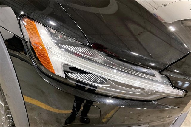 Certified 2025 Volvo V60 B5 Cross Country Plus image 30