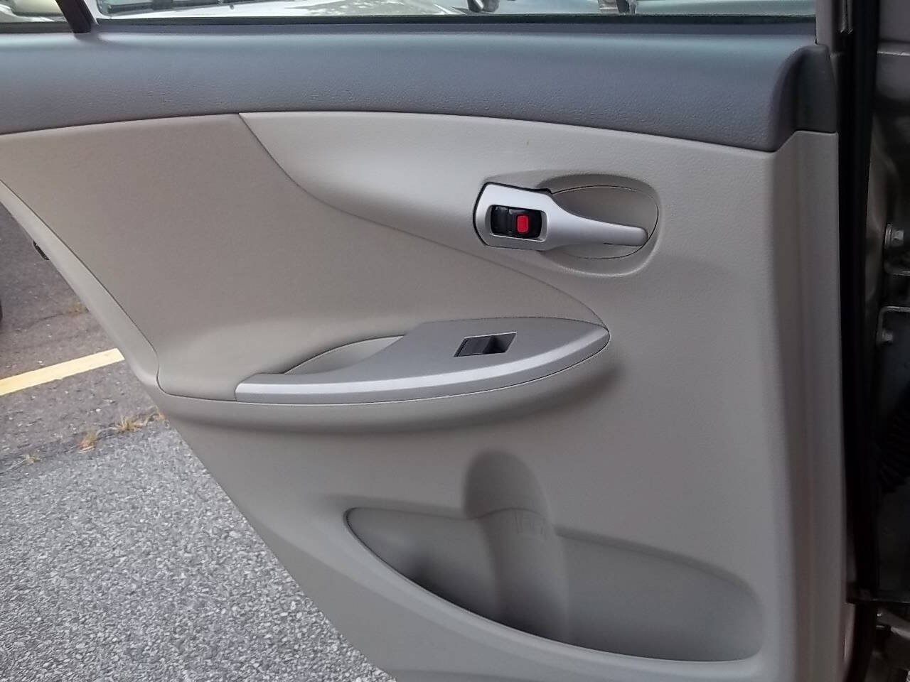 Used 2010 Toyota Corolla LE FWD image 13