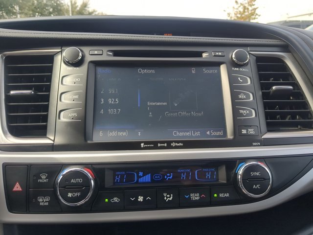 Used 2017 Toyota Highlander XLE w/ Carpet Mat Package image 10