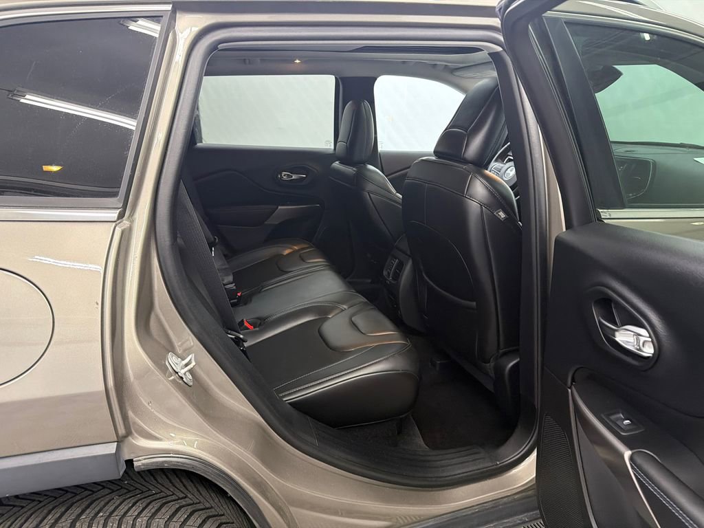 Used 2019 Jeep Cherokee Latitude Plus w/ Comfort/Convenience Group image 16