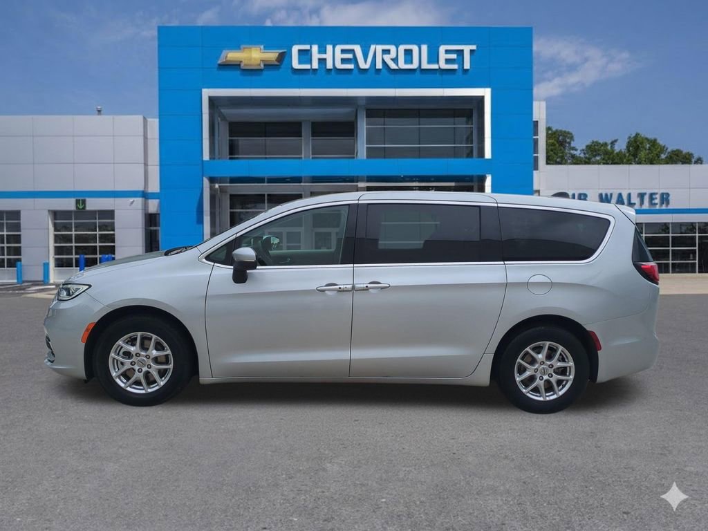 Used 2023 Chrysler Pacifica Touring-L FWD image 2