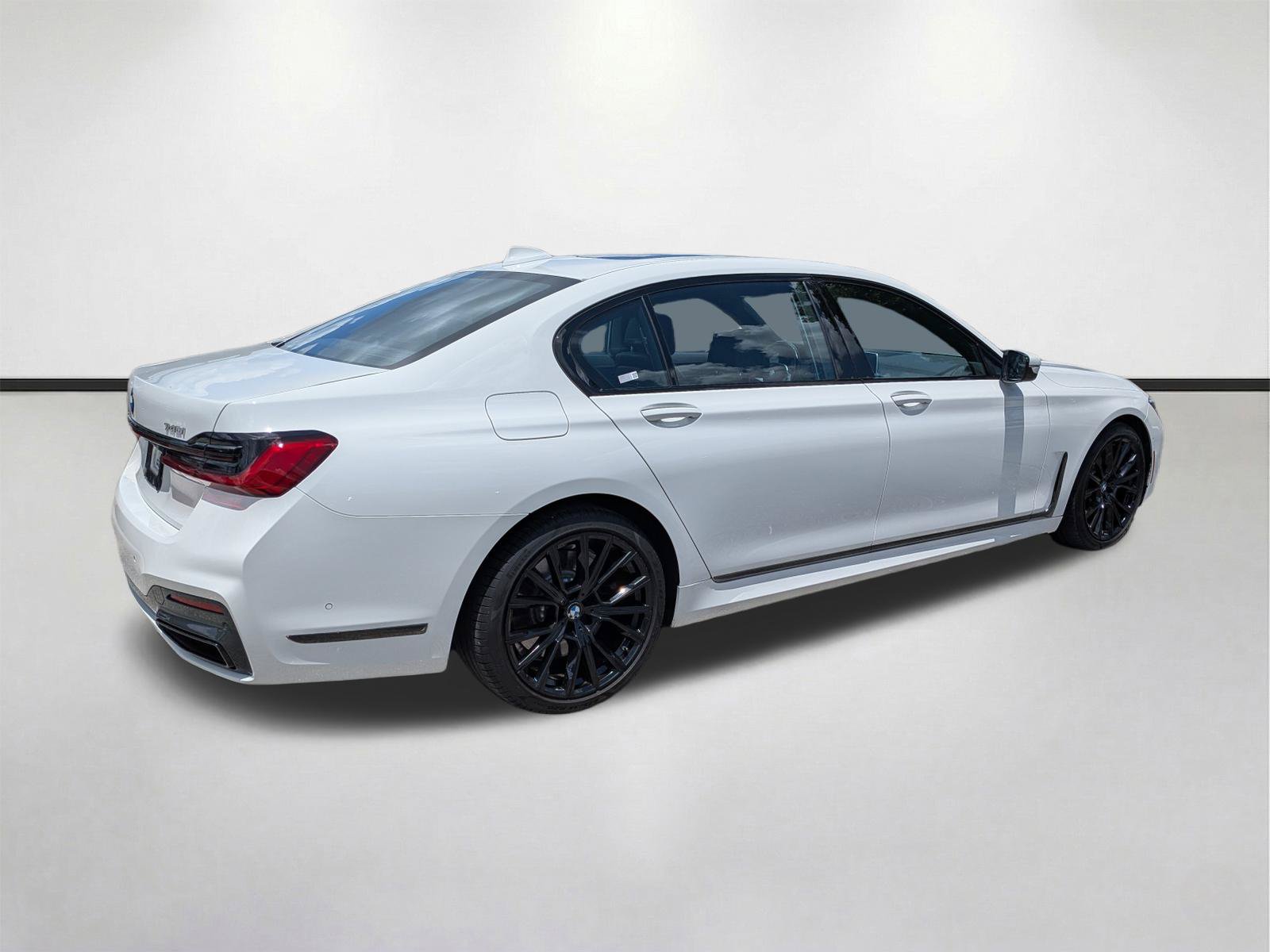 Used 2022 BMW 740i w/ M Sport Package RWD image 4