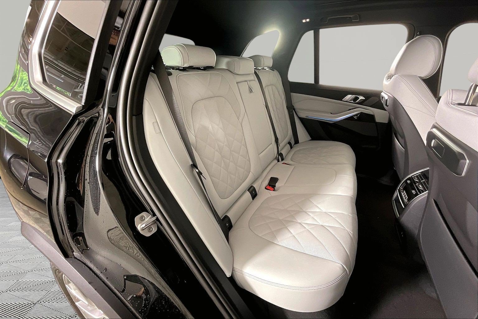 New 2026 BMW X5 xDrive50e w/ Premium Package AWD/4WD image 14
