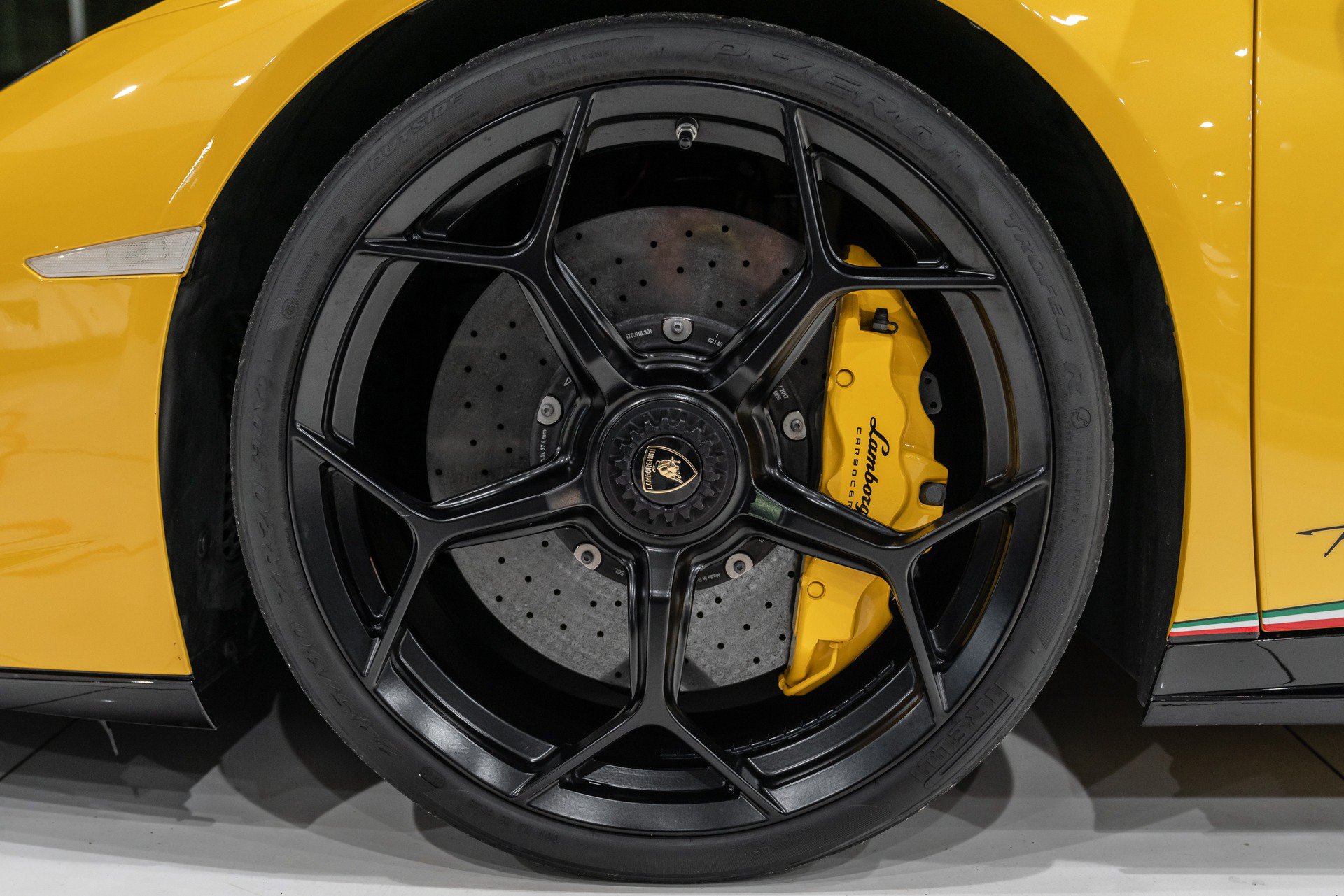 Used 2018 Lamborghini Huracan Performante AWD/4WD image 47