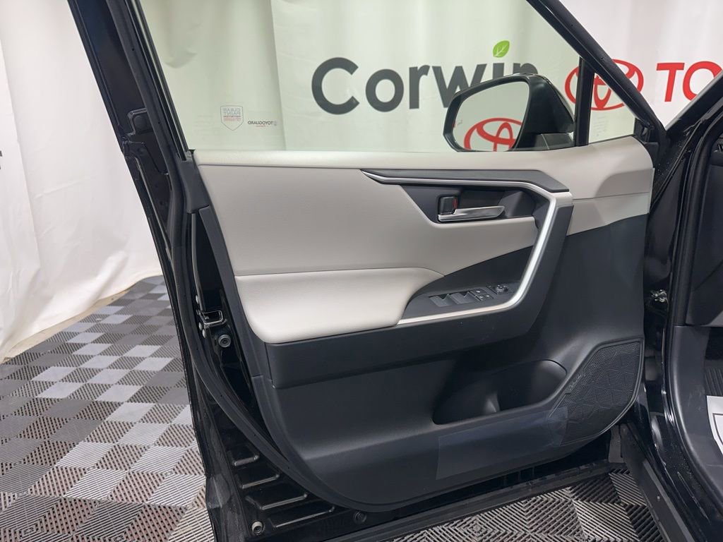 Used 2025 Toyota RAV4 XLE image 19