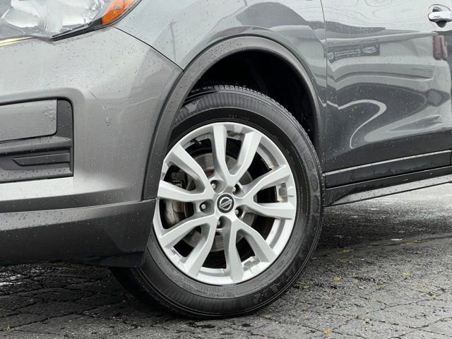 Used 2019 Nissan Rogue SV image 2