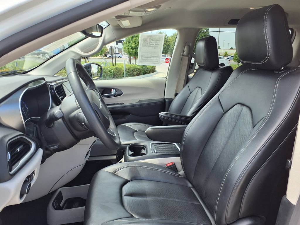 Used 2024 Chrysler Pacifica Touring-L FWD image 16