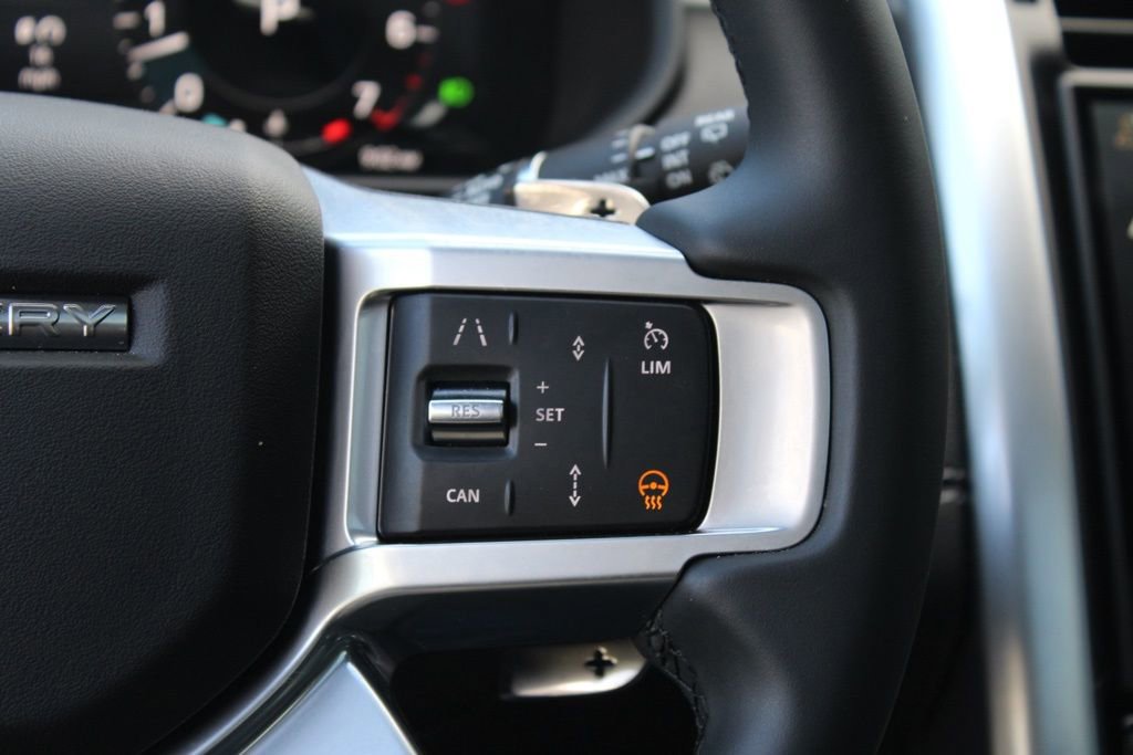 Certified 2025 Land Rover Discovery Dynamic SE image 18