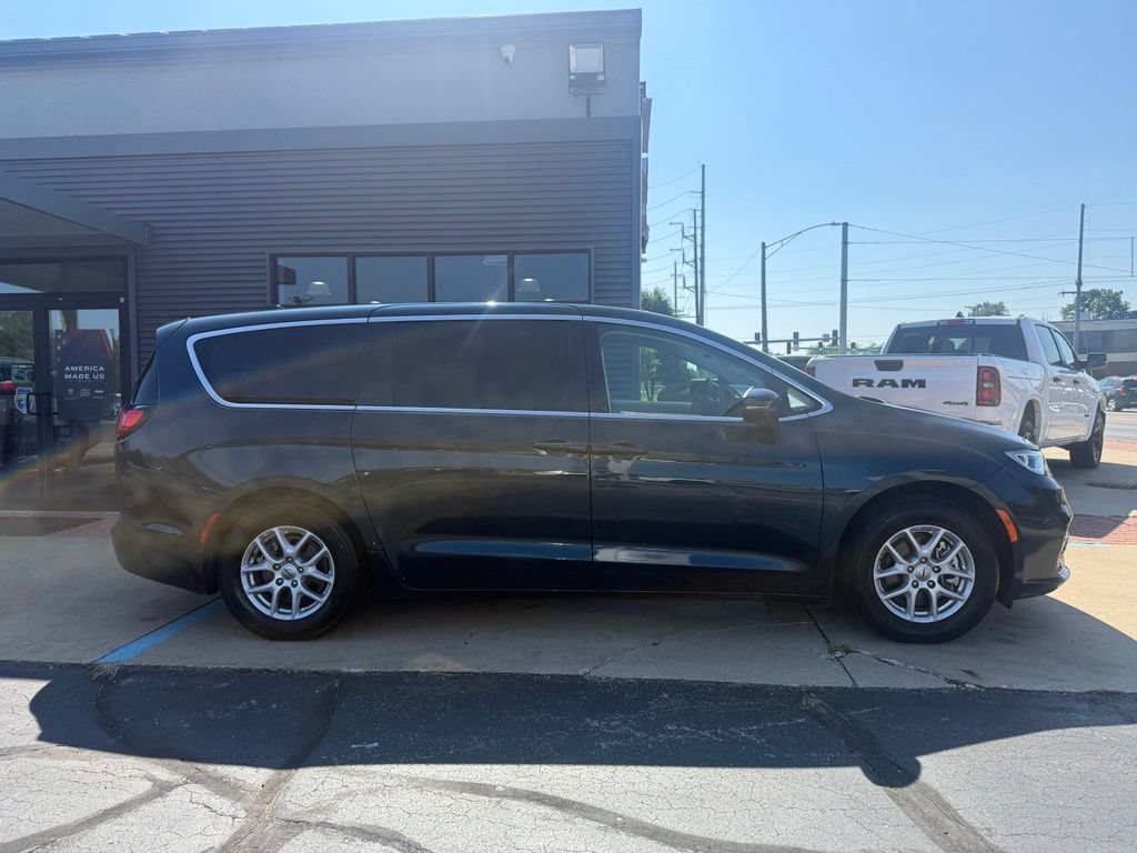 Used 2023 Chrysler Pacifica Touring-L FWD image 4
