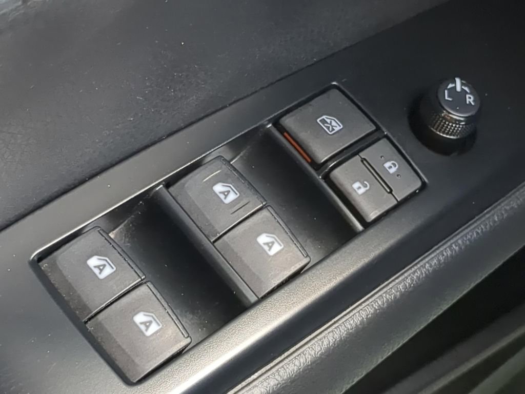 Used 2020 Toyota Camry SE FWD image 17