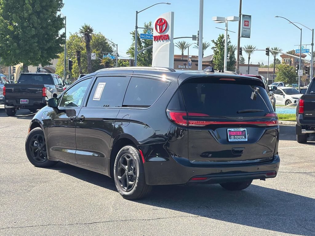 Used 2025 Chrysler Pacifica Premium FWD image 5