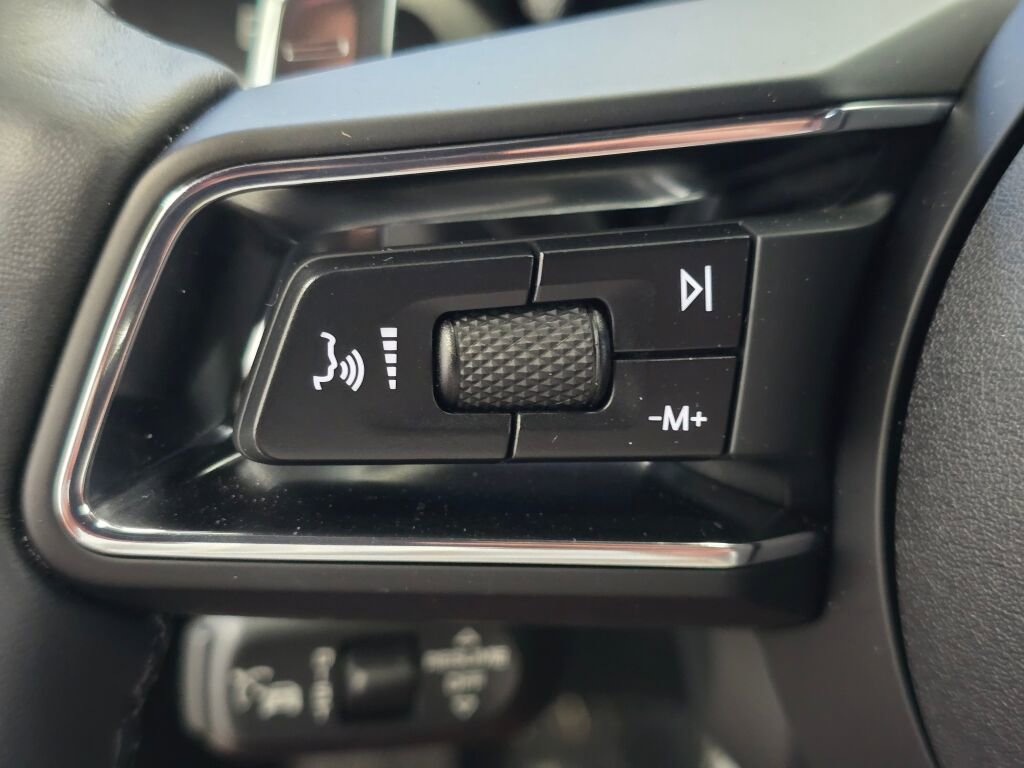 Certified 2025 Porsche Macan image 38