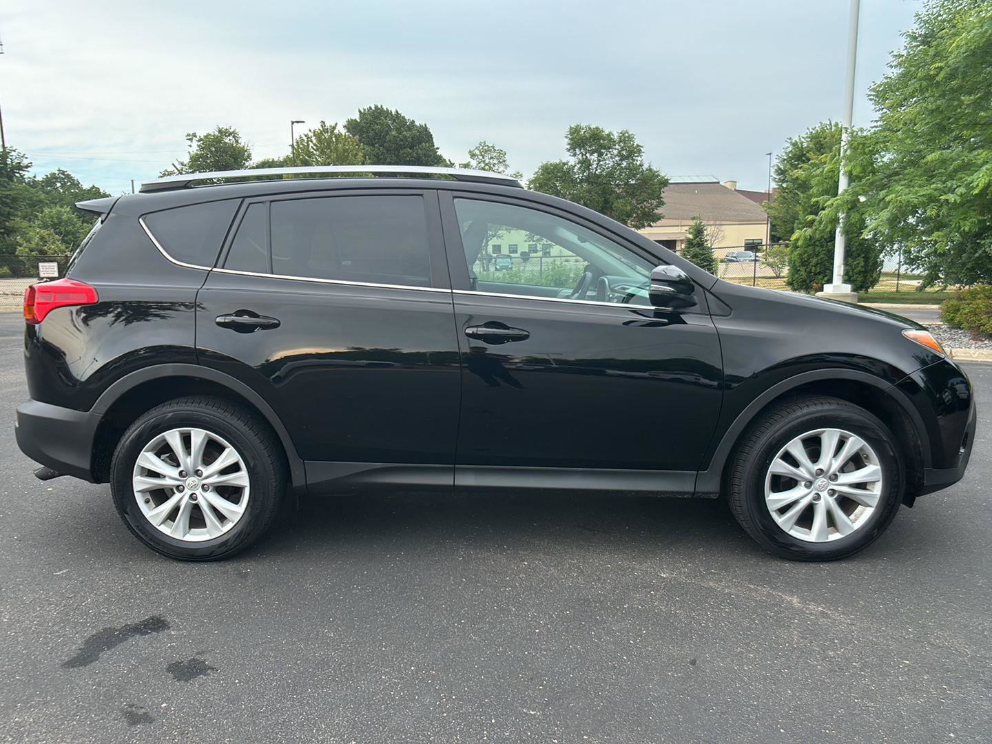 Used 2015 Toyota RAV4 Limited w/ Technology Package AWD/4WD image 10