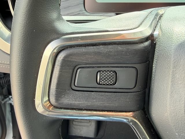 Used 2025 Rivian R1S Adventure AWD/4WD image 25