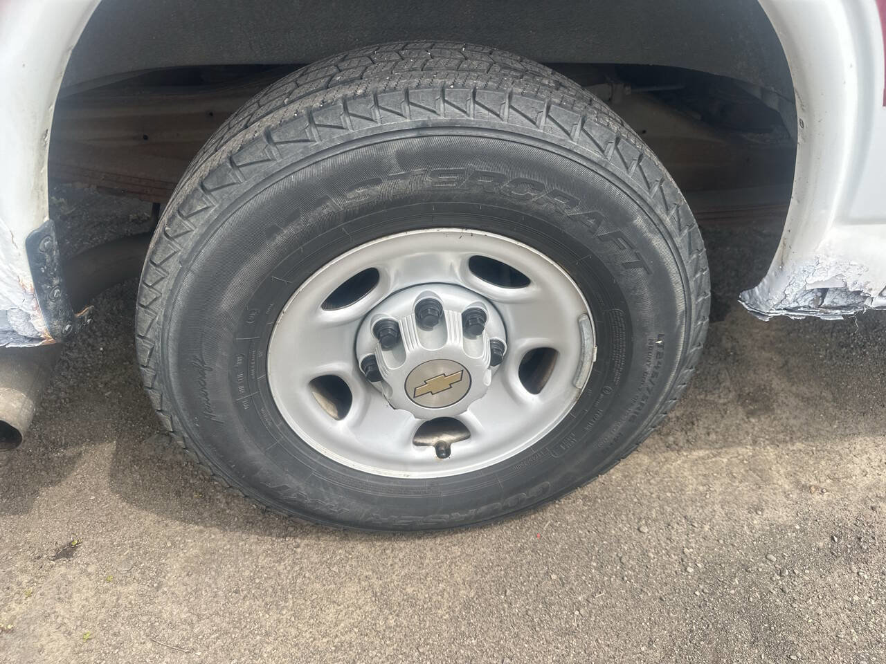 Used 2005 Chevrolet Express 2500 RWD image 25