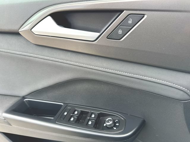 Certified 2025 Volkswagen Taos SE AWD/4WD image 23