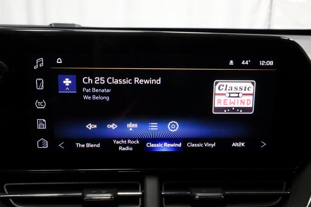 Used 2025 Chevrolet Trax LT w/ LT Convenience Package image 3