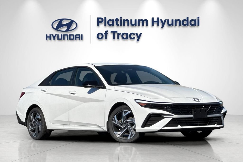 Used 2025 Hyundai Elantra Sport FWD image 2